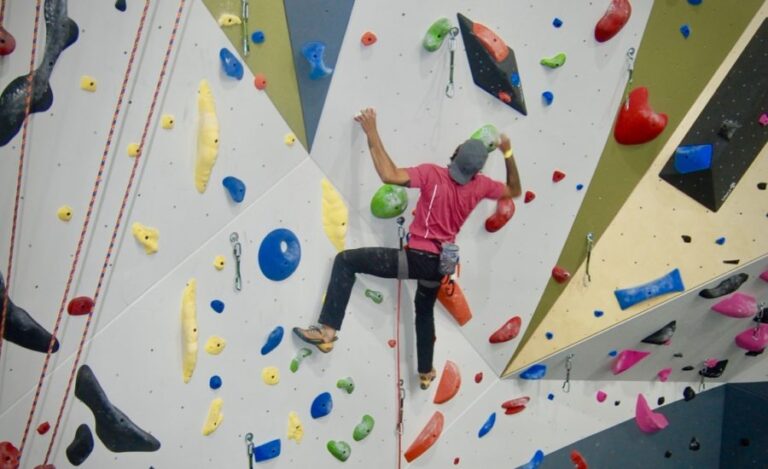 Is it okay to alone indoors climbing for beginners